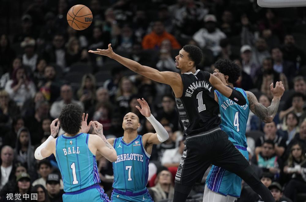 毫不逊色于 毫不逊色于