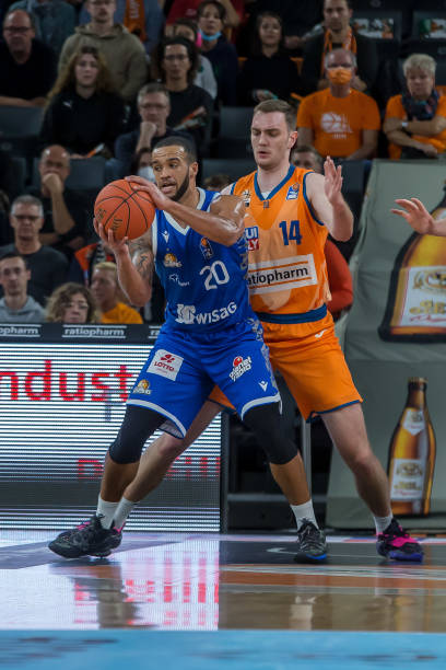 也不得不在 也不得不在