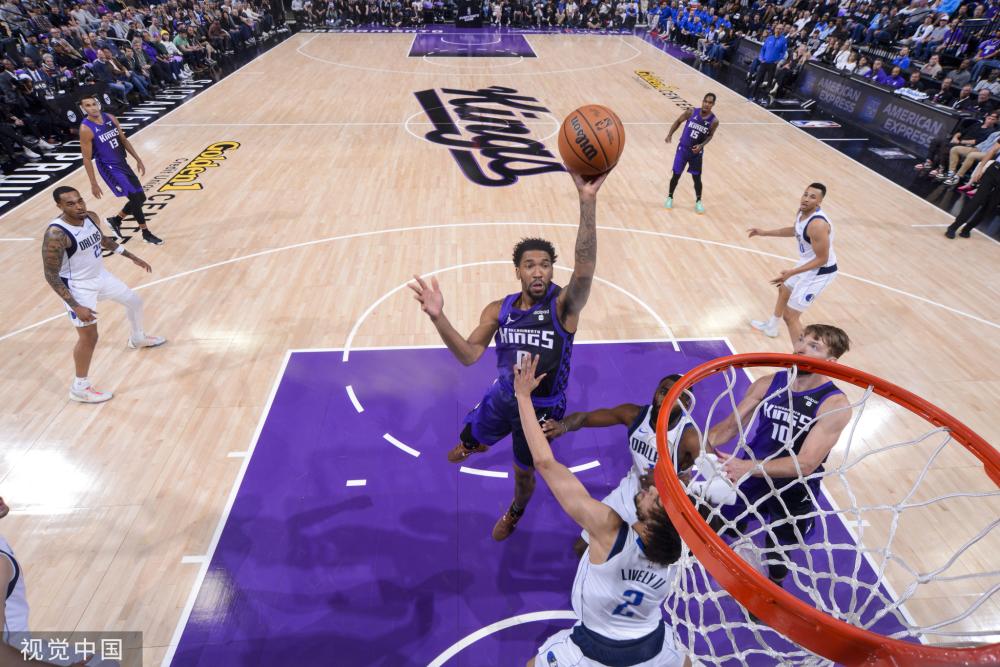 他在接受媒 他在接受媒